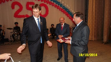 Впручение медали "90 лет Петровскому району" директору школы Пальцеву Н.Н.